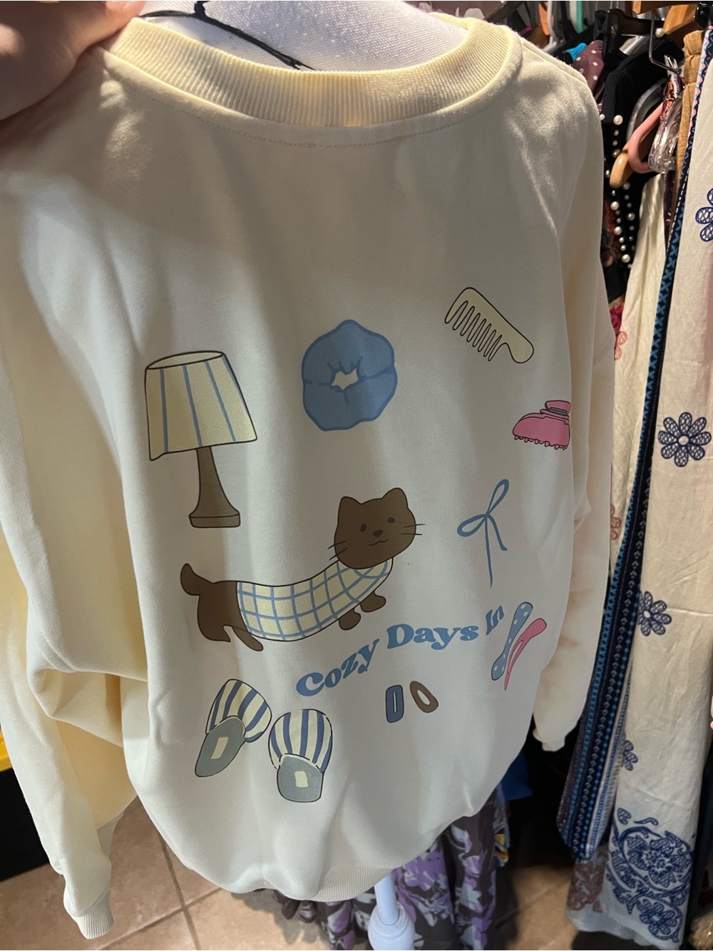 Le Lis Pale Yellow Crewneck Sweatshirt with Small Cat Graphic - Picture 7 of 10